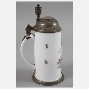 Milchglaskrug mit Soldatenmotiv