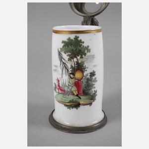 Milchglaskrug mit Soldatenmotiv
