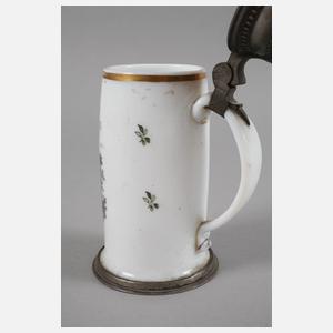 Milchglaskrug mit Soldatenmotiv