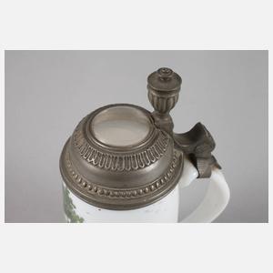 Milchglaskrug mit Soldatenmotiv