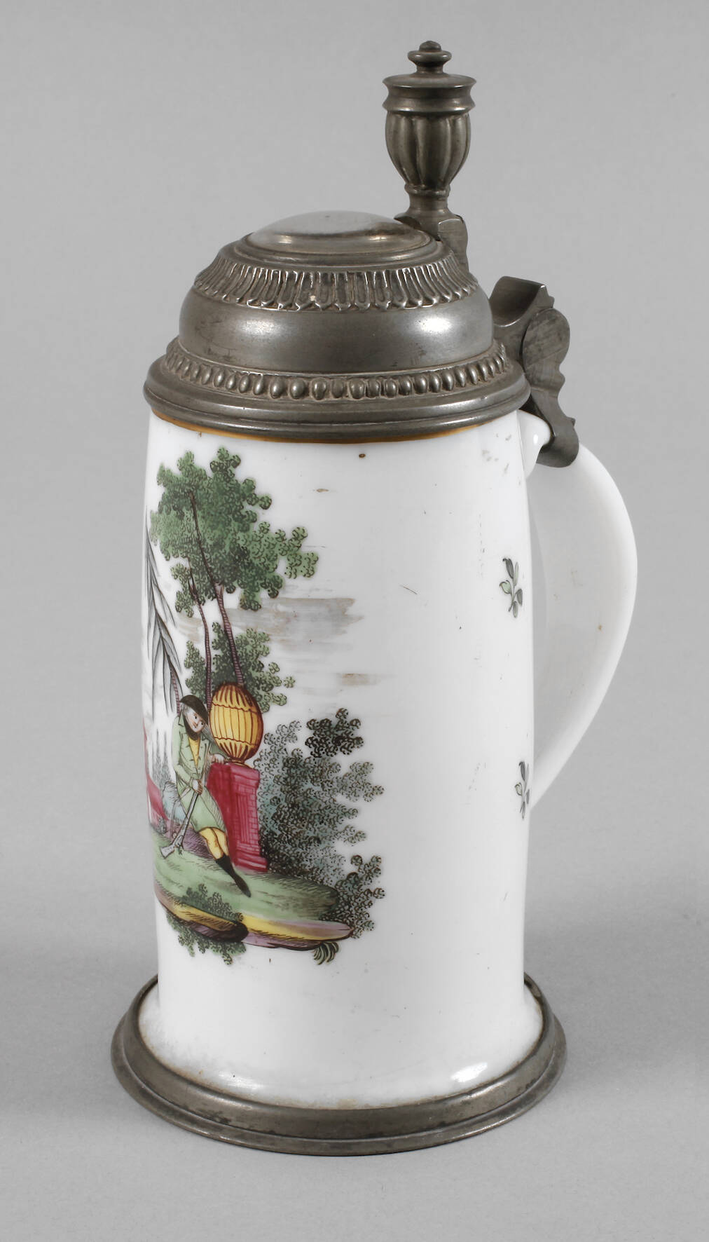 Milchglaskrug mit Soldatenmotiv