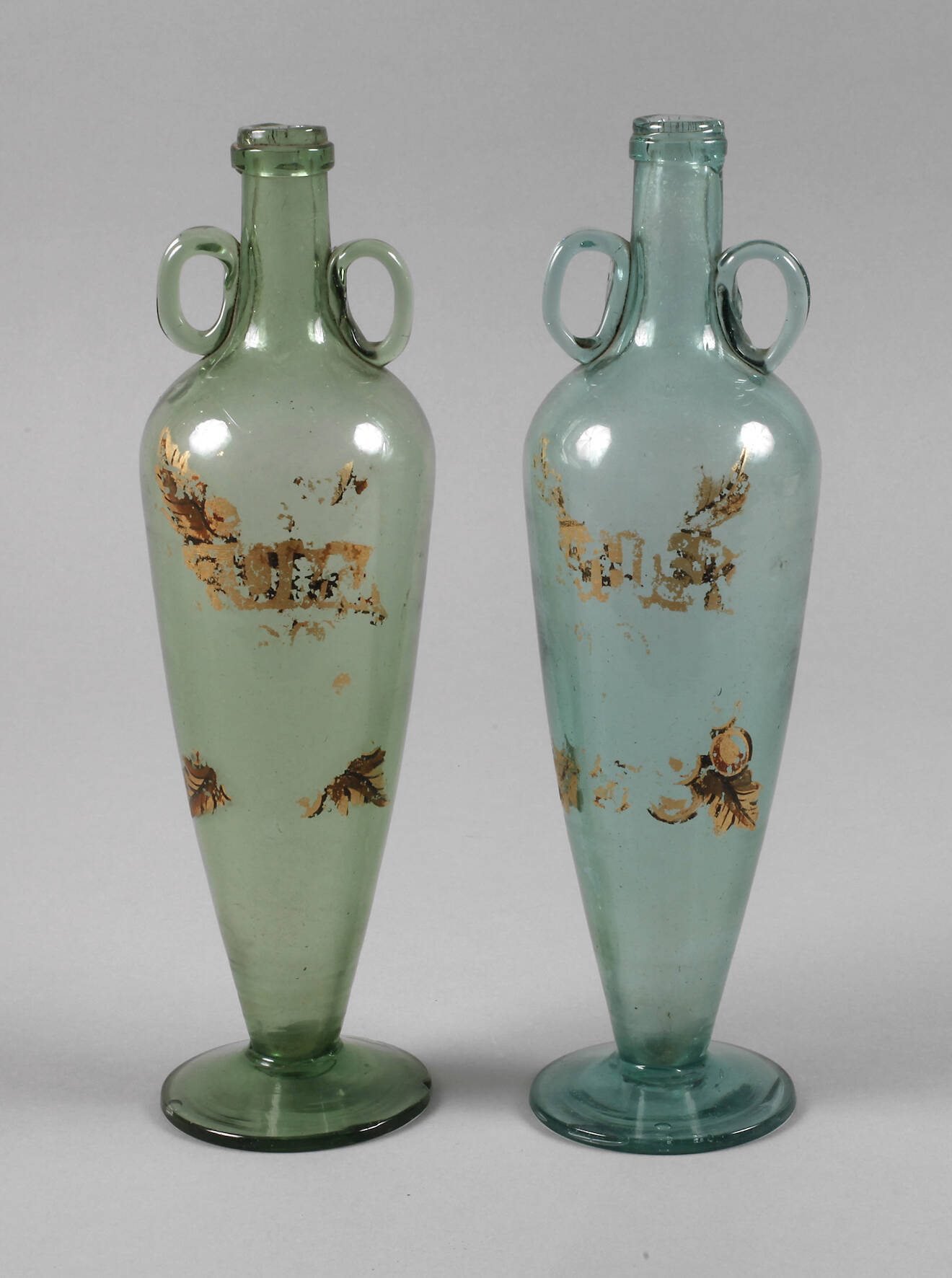 Zwei alte Schnapsflaschen