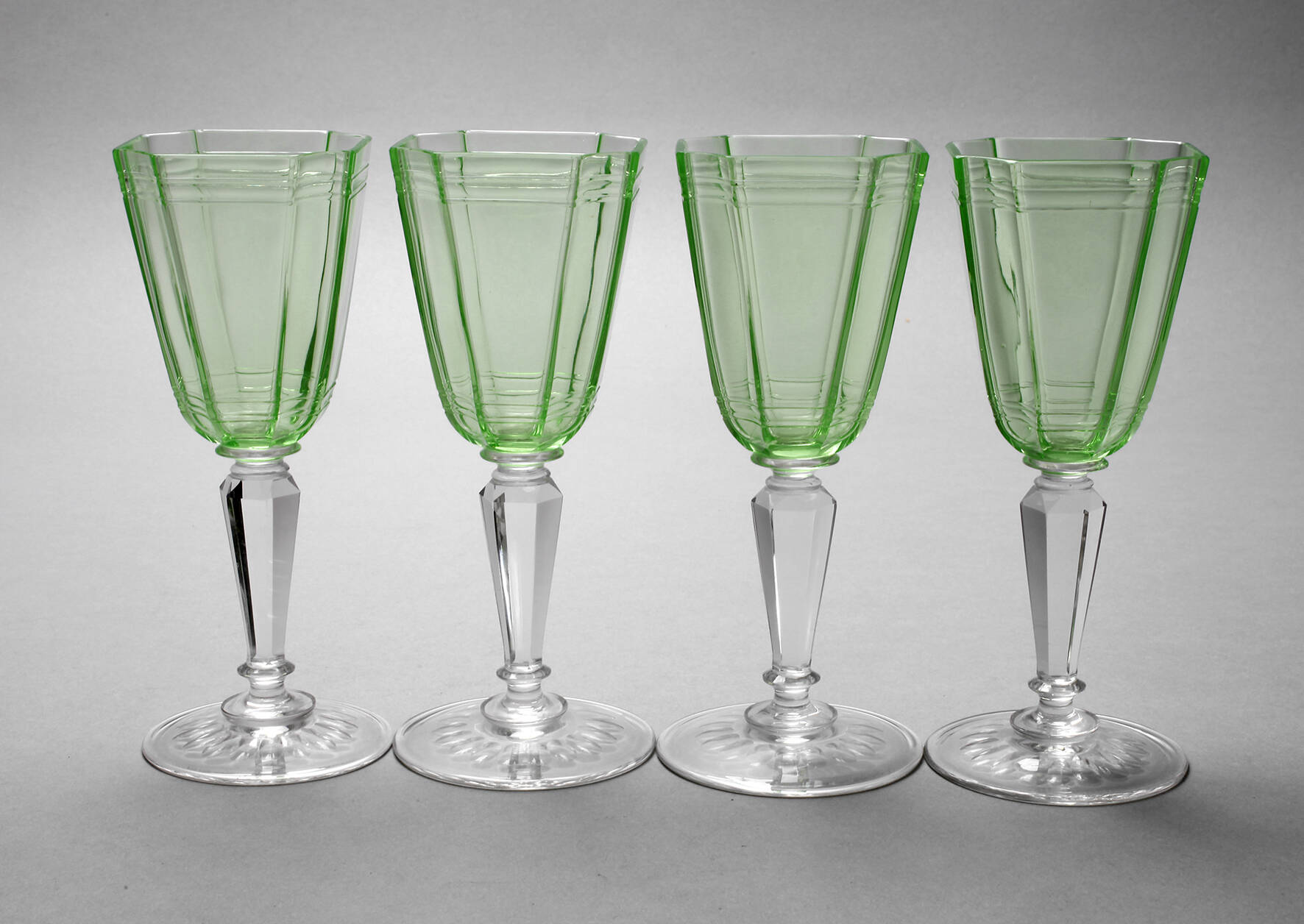 Vier Weingläser Uranglas