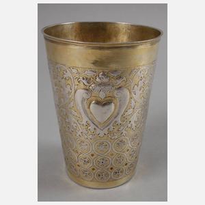 Übergroßer Silberbecher