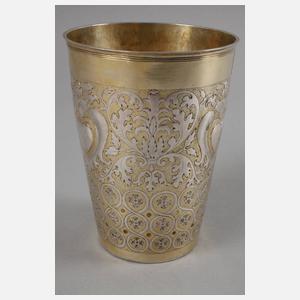 Übergroßer Silberbecher