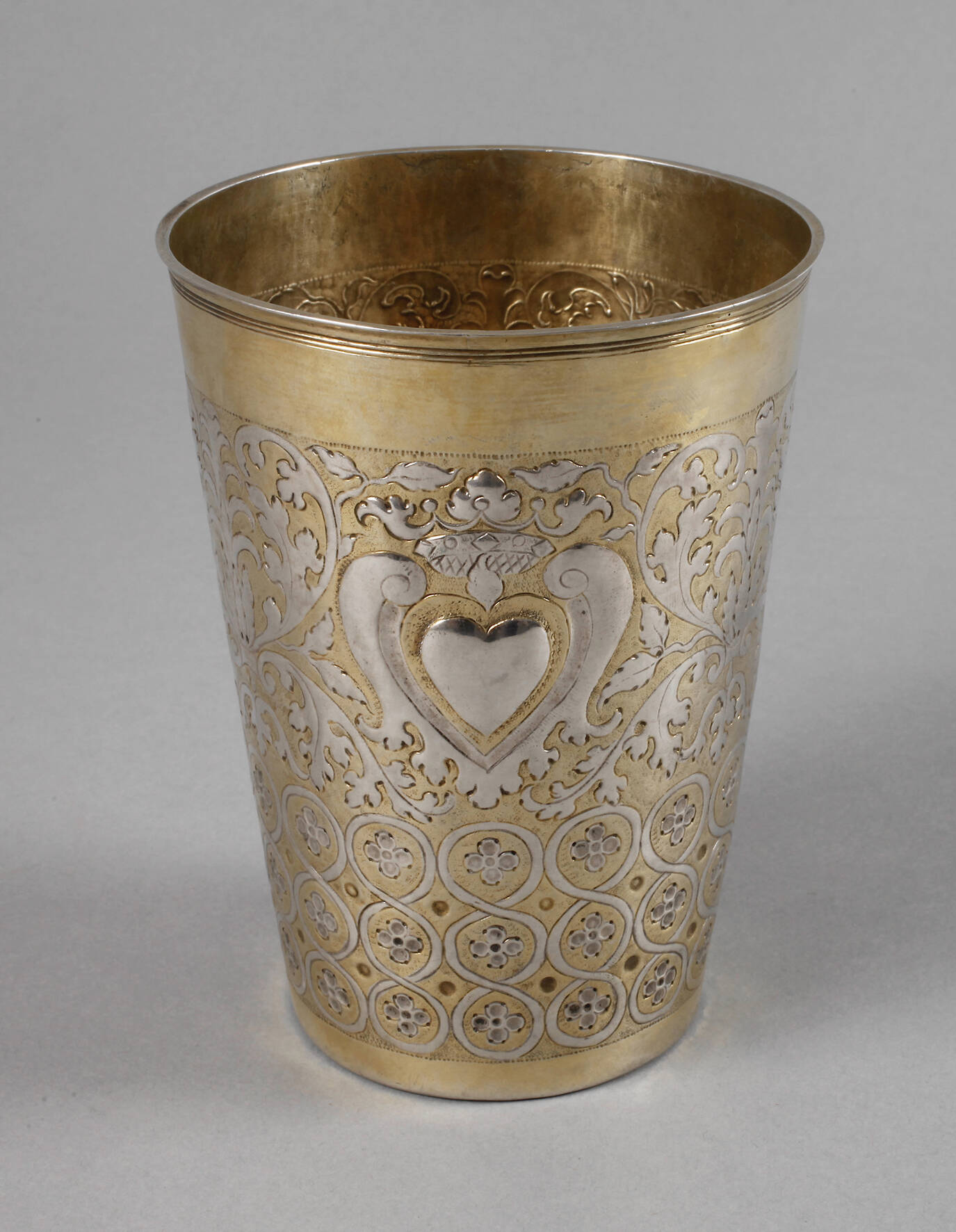 Übergroßer Silberbecher