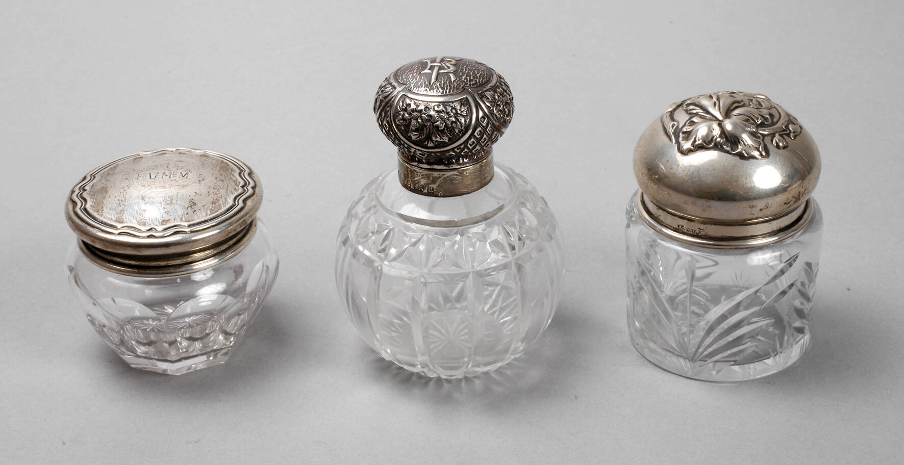 Zwei Dosen und ein Flakon mit Silberdeckeln