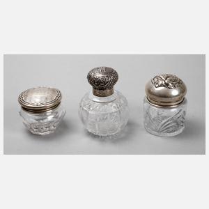 Zwei Dosen und ein Flakon mit Silberdeckeln