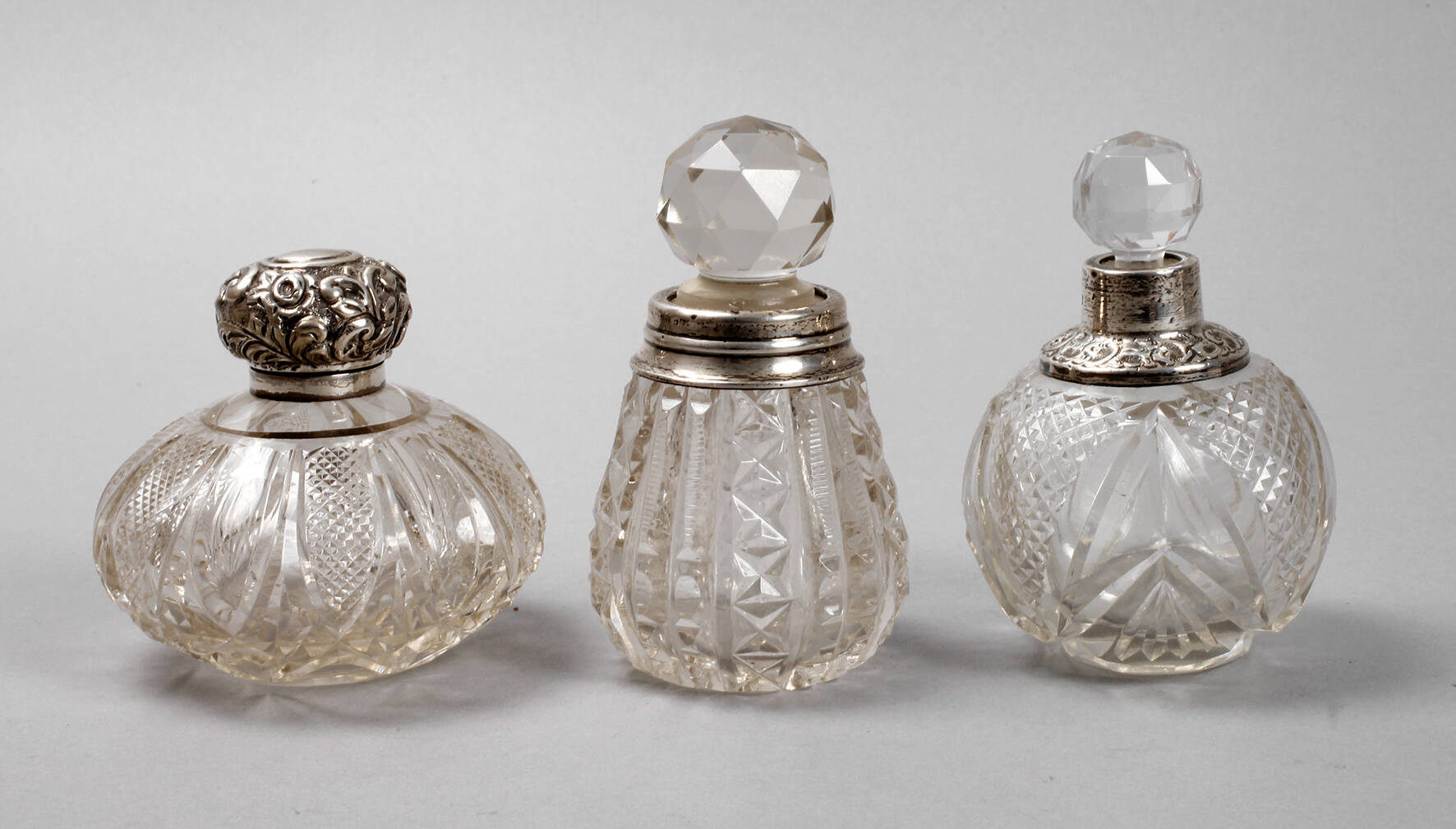 Drei Flakons mit Silberdeckel