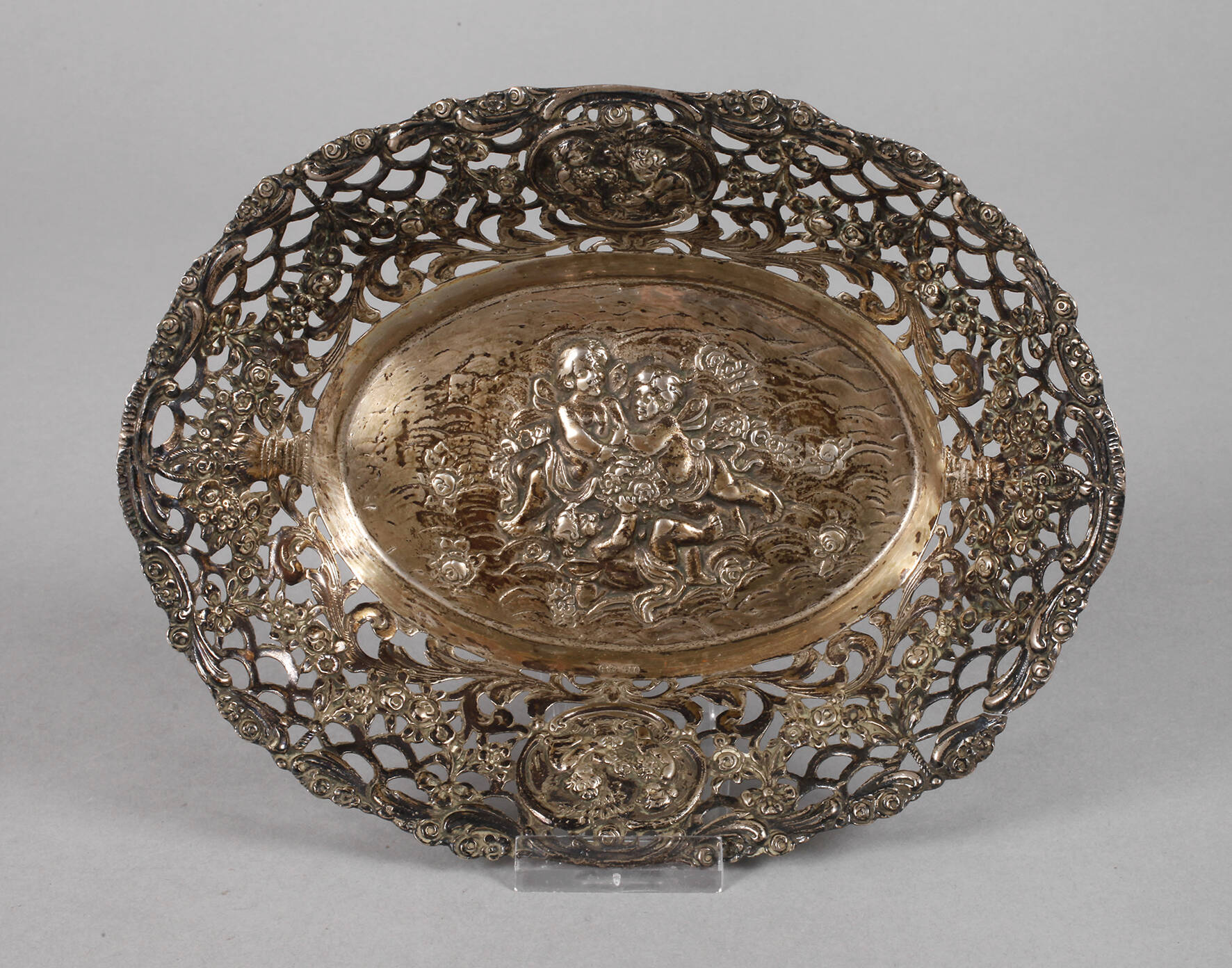Silberschale mit Engelsmotiven