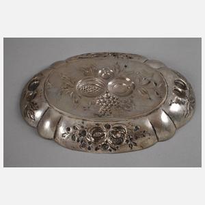 Silberschale mit Früchtedekor
