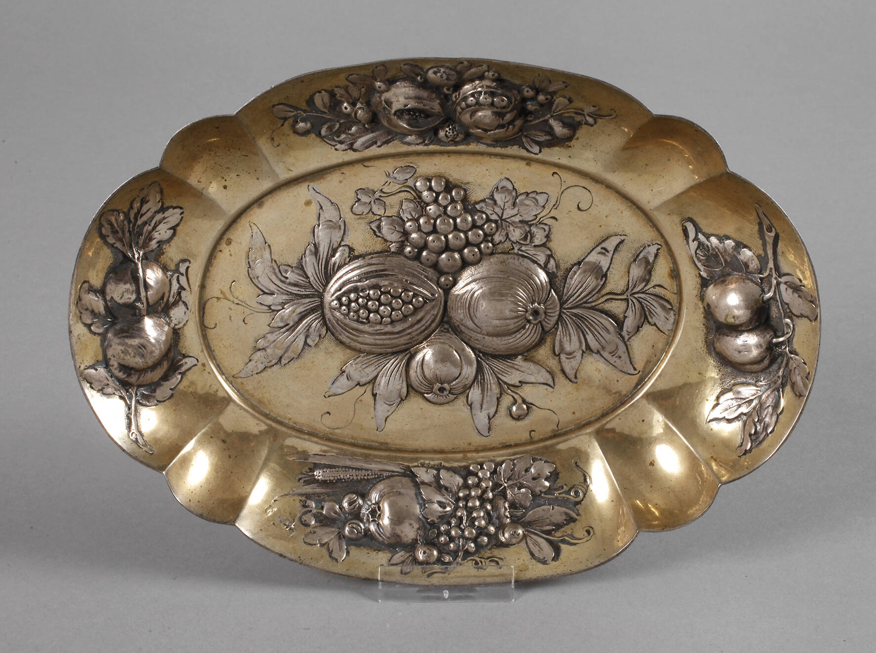 Silberschale mit Früchtedekor