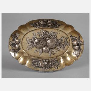 Silberschale mit Früchtedekor