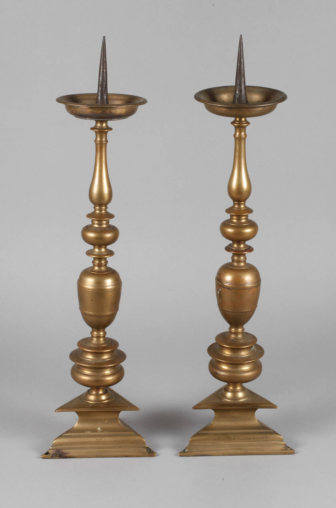 Zwei große barocke Messingleuchter