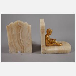 Paar Buchstützen mit lesenden Kindern