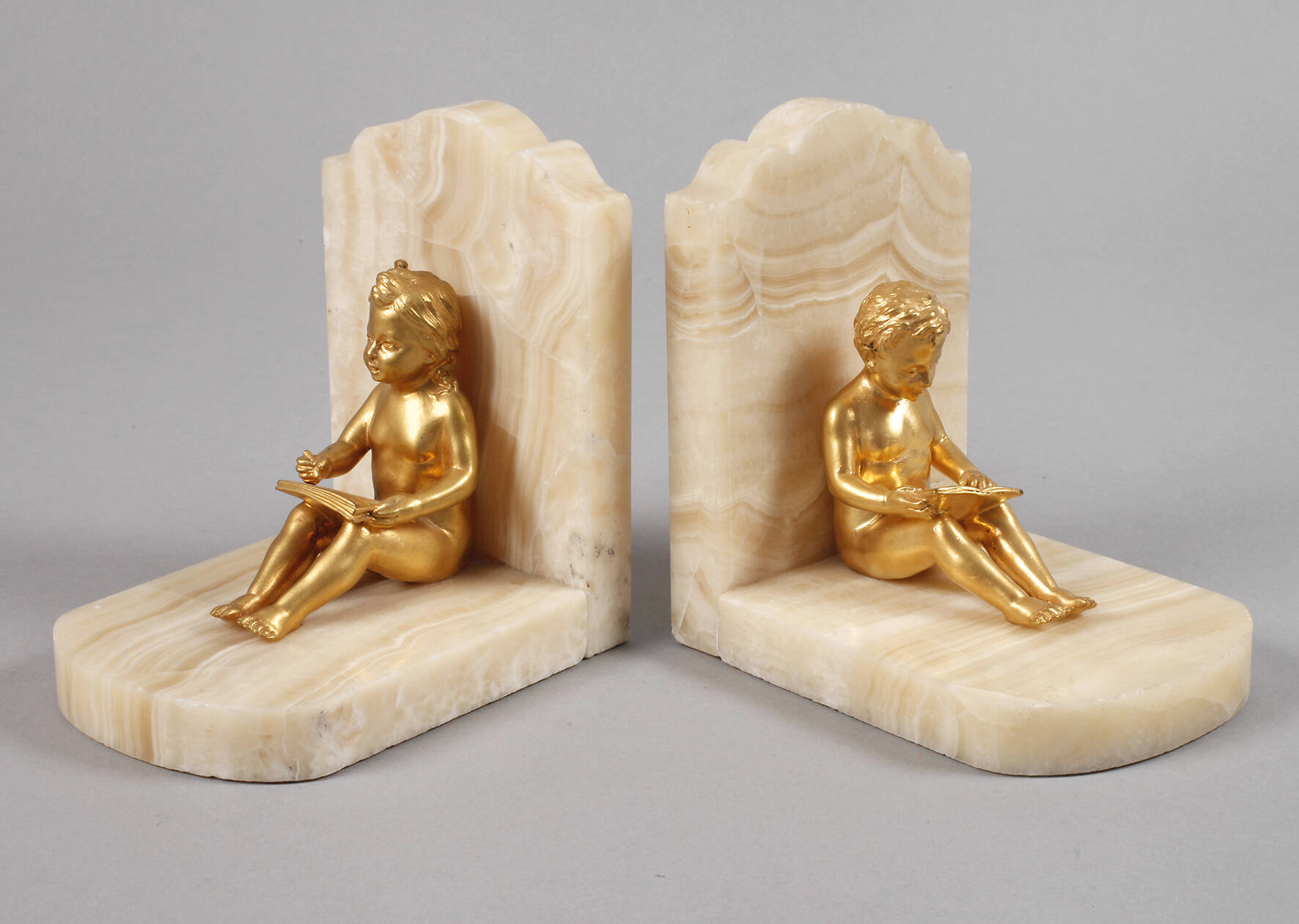 Paar Buchstützen mit lesenden Kindern