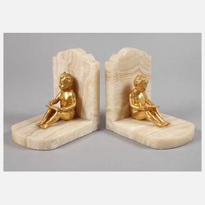 Paar Buchstützen mit lesenden Kindern