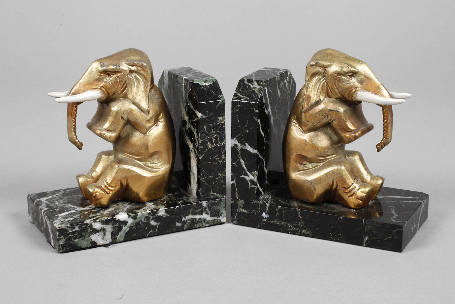 Paar Buchstützen mit Elefanten