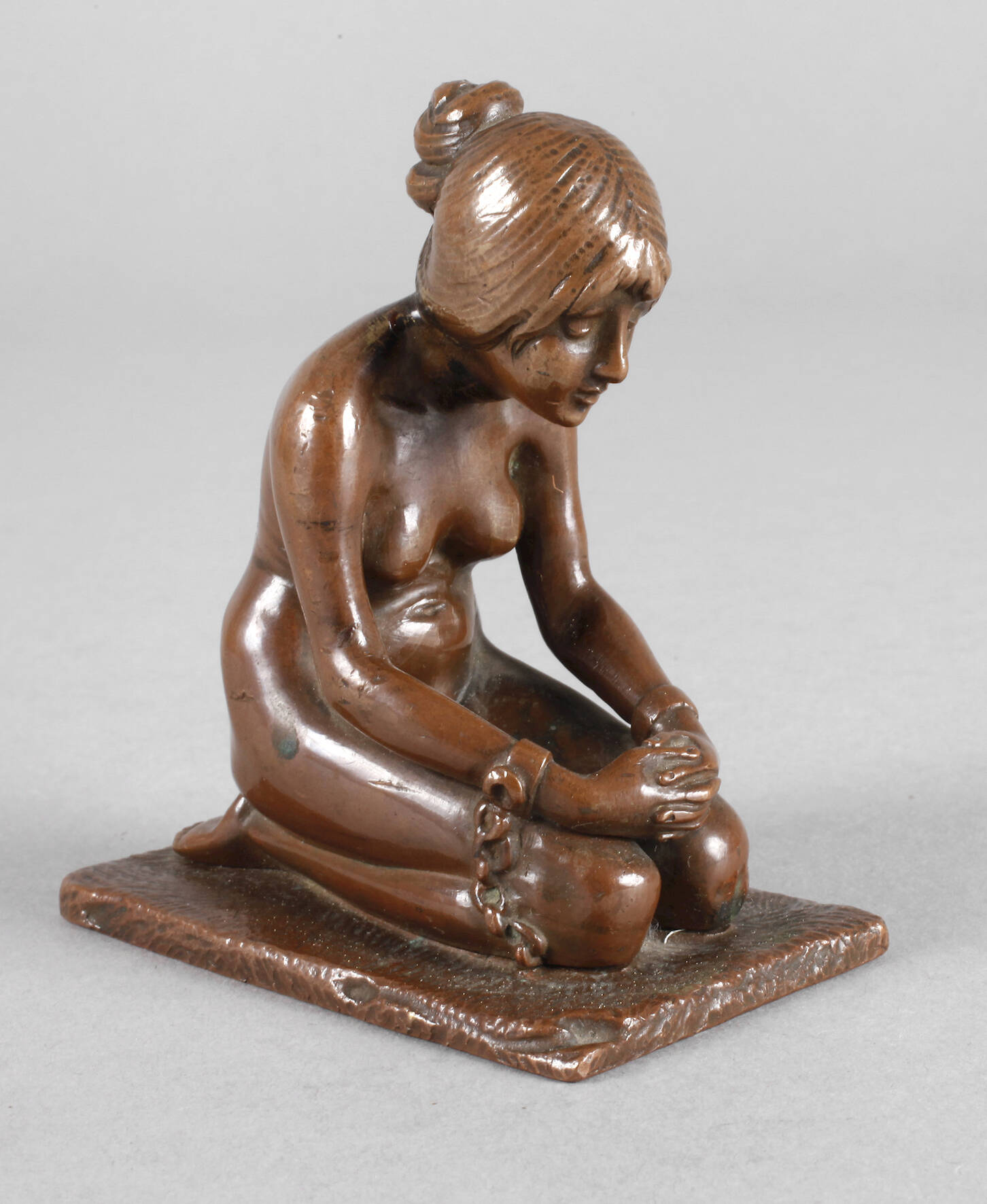 Kniender Mädchenakt