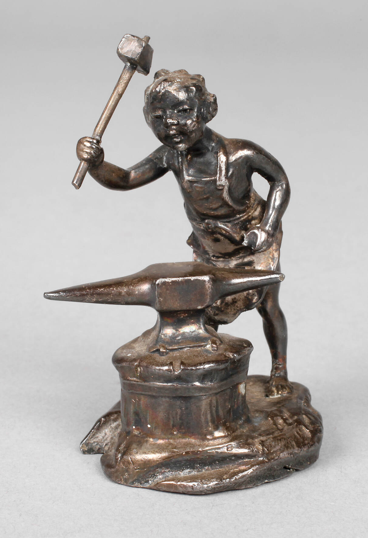 Miniatur Putto als Schmied