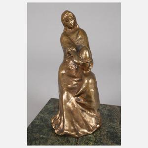 Sitzende Bäuerin mit Brotlaib