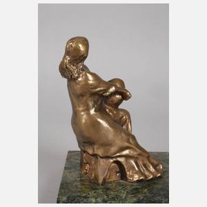 Sitzende Bäuerin mit Brotlaib