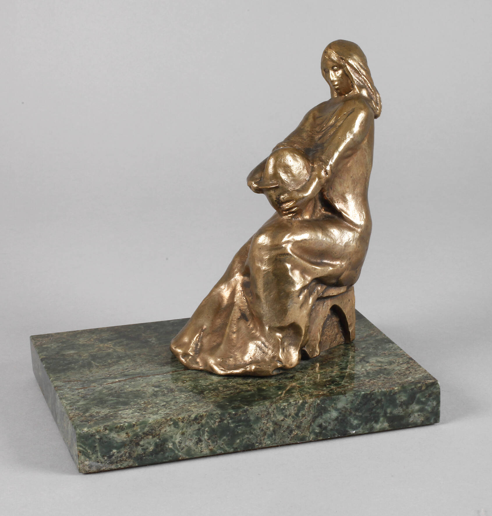 Sitzende Bäuerin mit Brotlaib