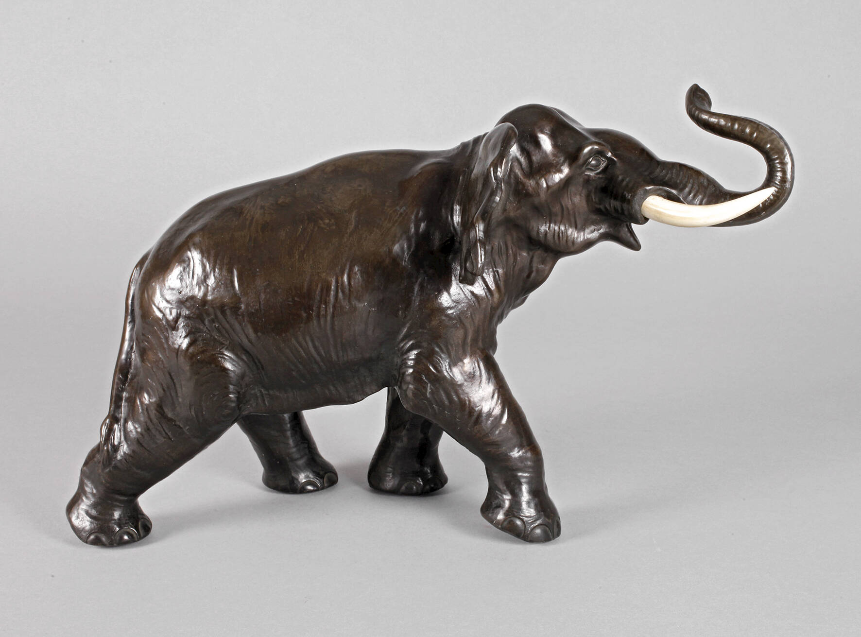 Großer schreitender Elefant