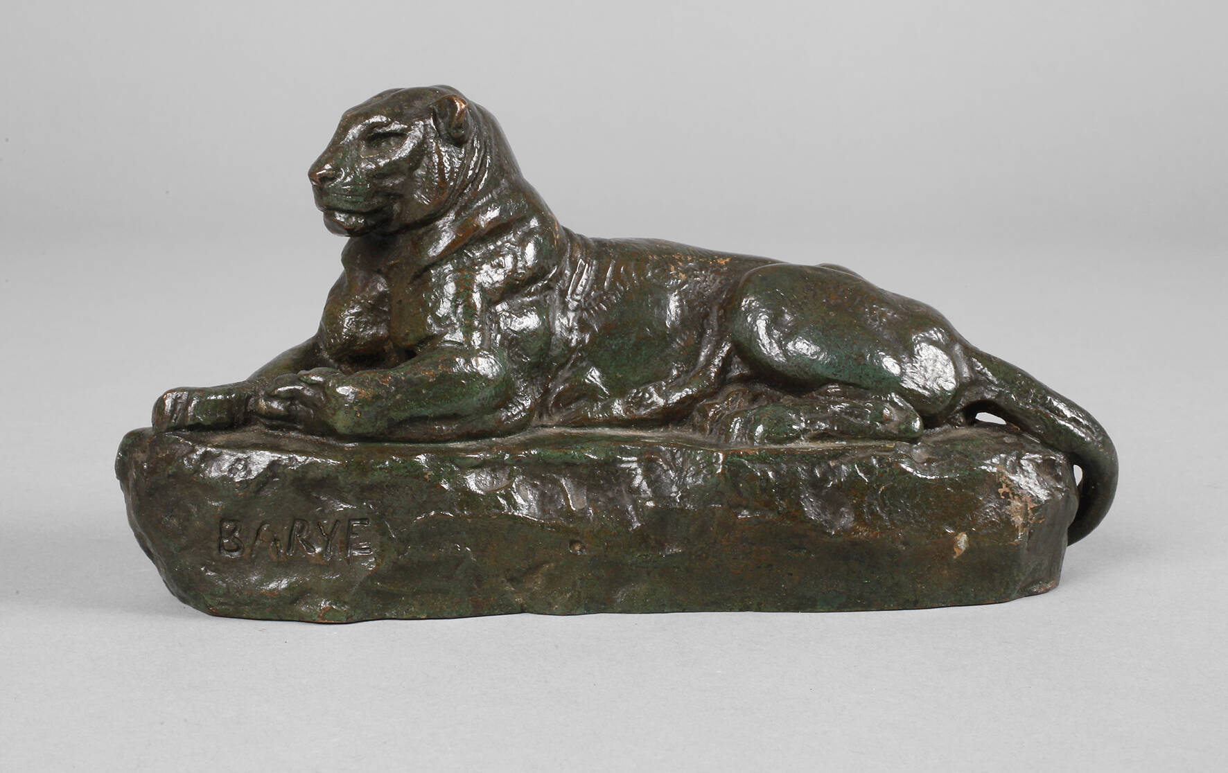 Antoine-Louis Barye, liegende Raubkatze