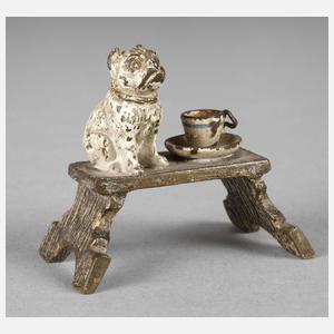 Wiener Bronze Mops auf der Ofenbank