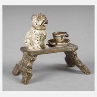 Wiener Bronze Mops auf der Ofenbank111