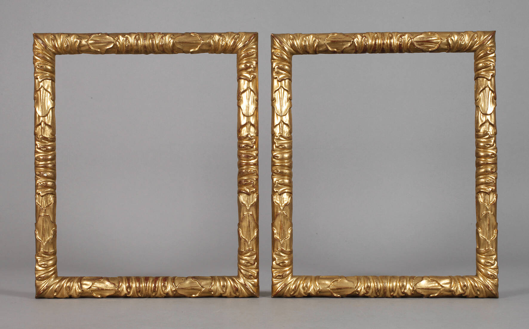 Zwei Goldstuckleisten