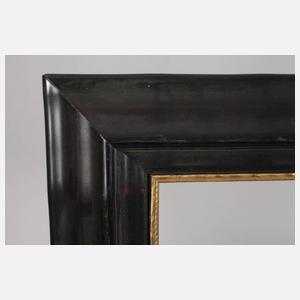 Gekehlte schwarze Lackleiste