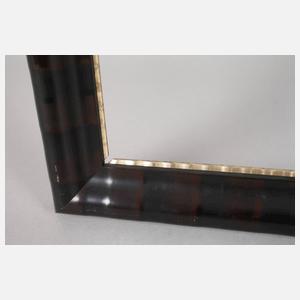 Dunkle gewellte Lackleiste