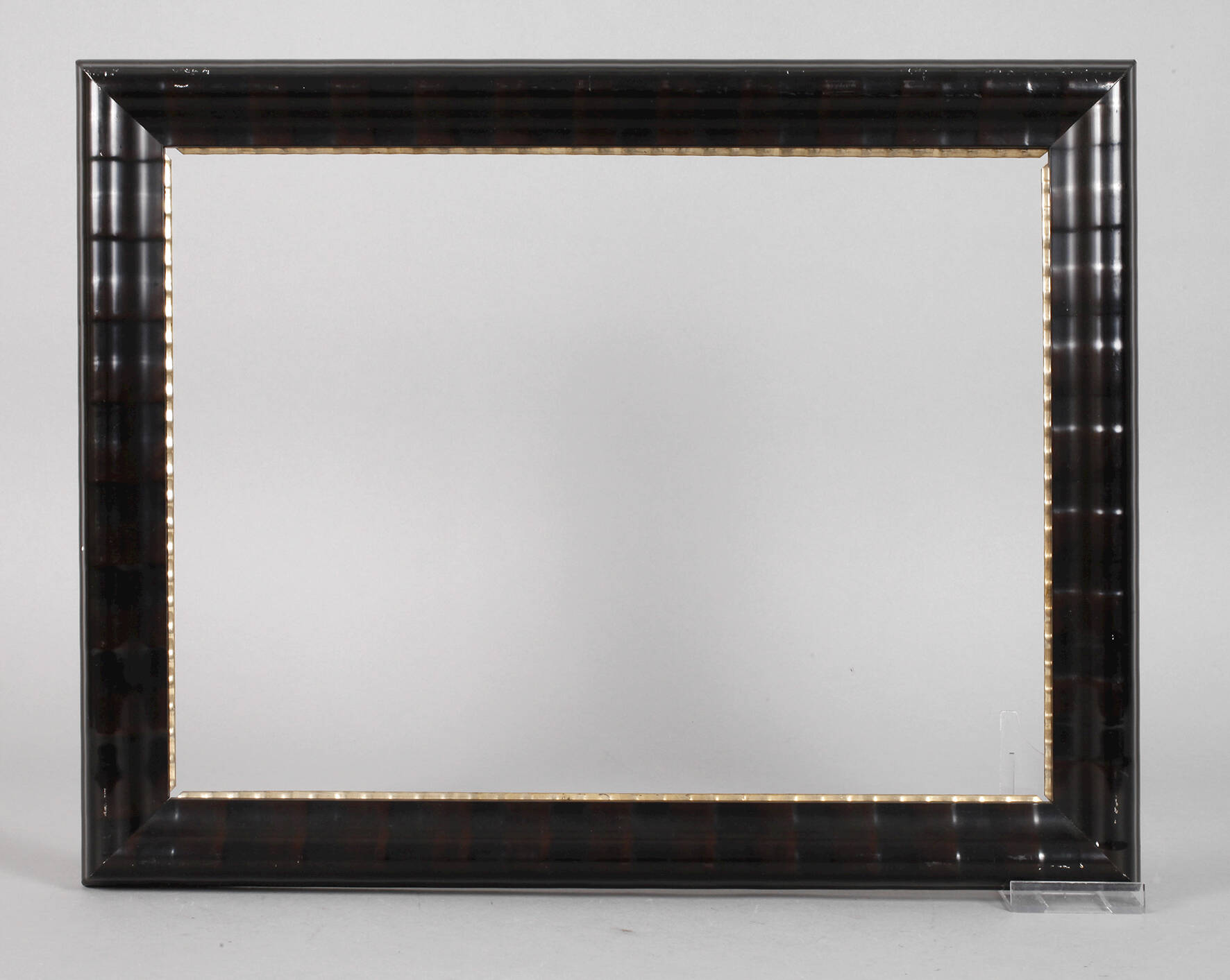 Dunkle gewellte Lackleiste