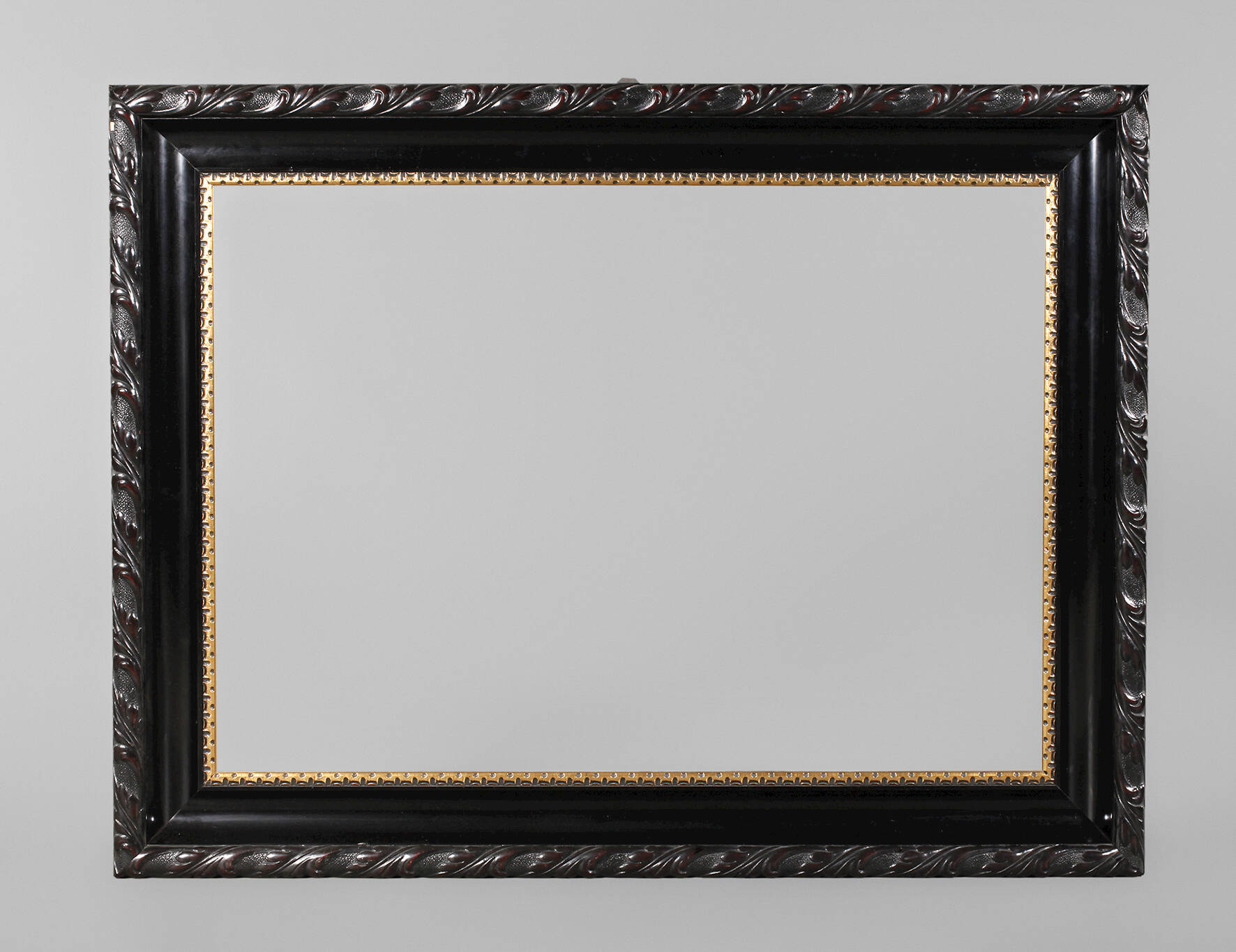 Große schwarze Lackleiste